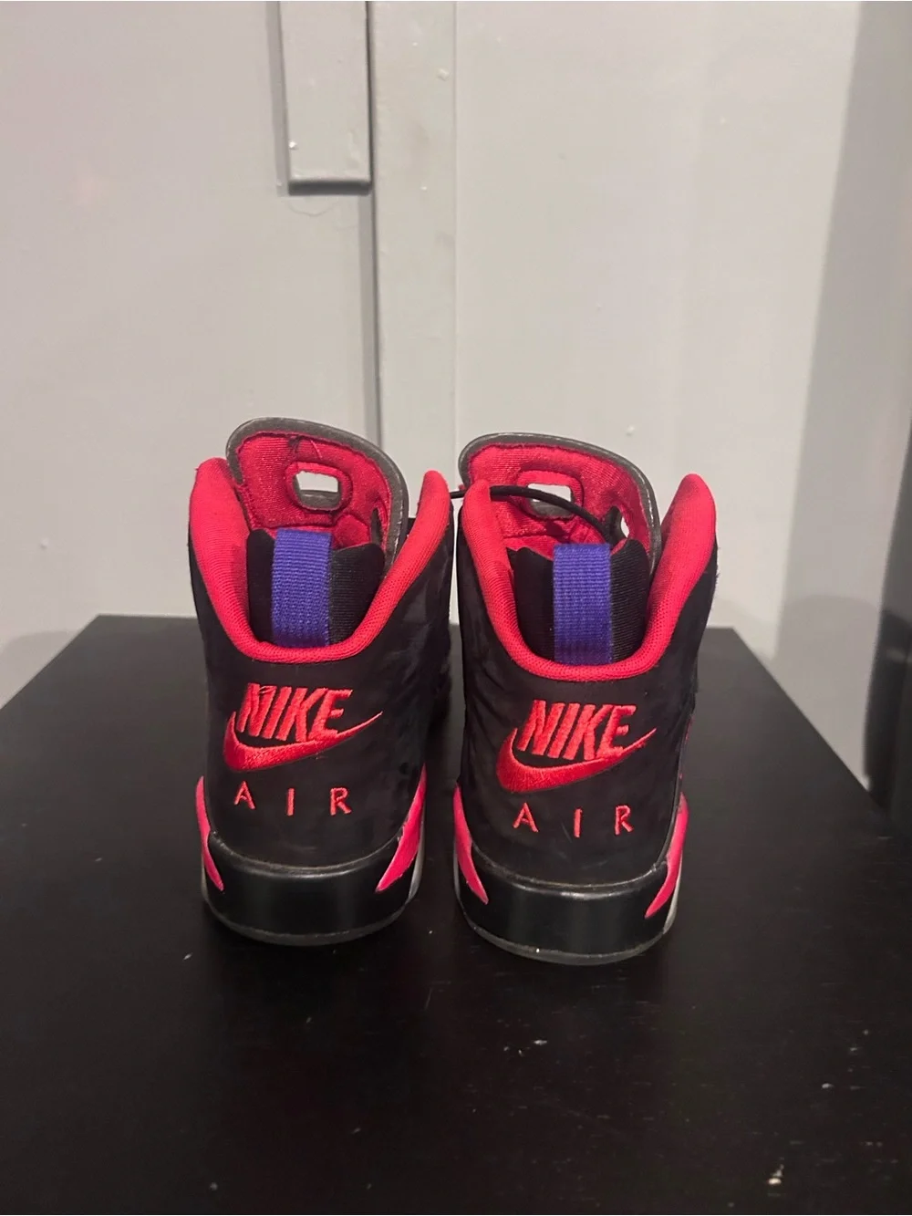 Black Jordan 6s 7Y